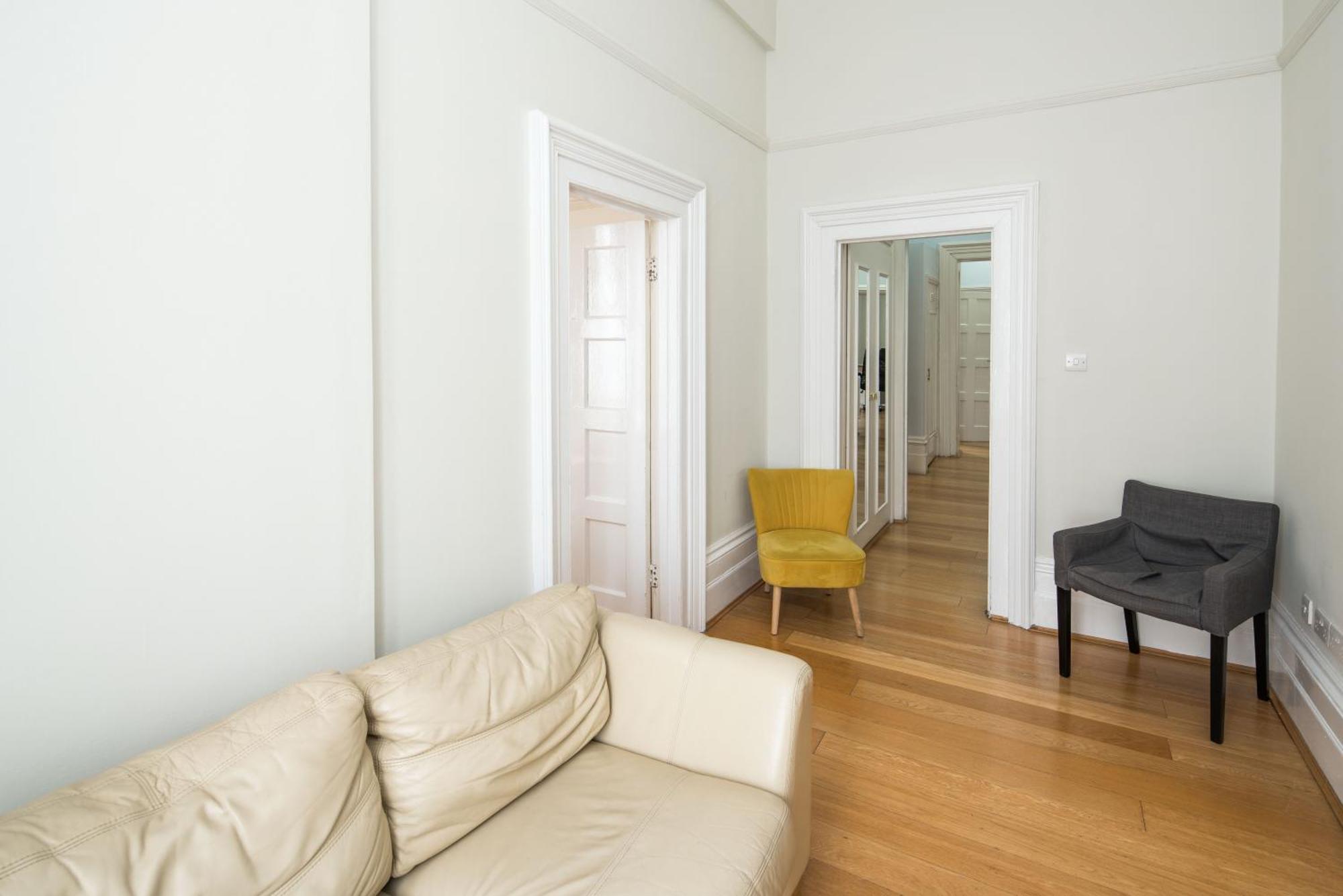 Apartament Four Beds By The Station Londra
