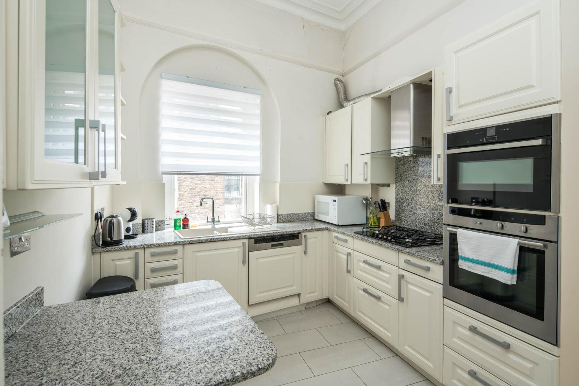 Four Beds By The Station Apartament