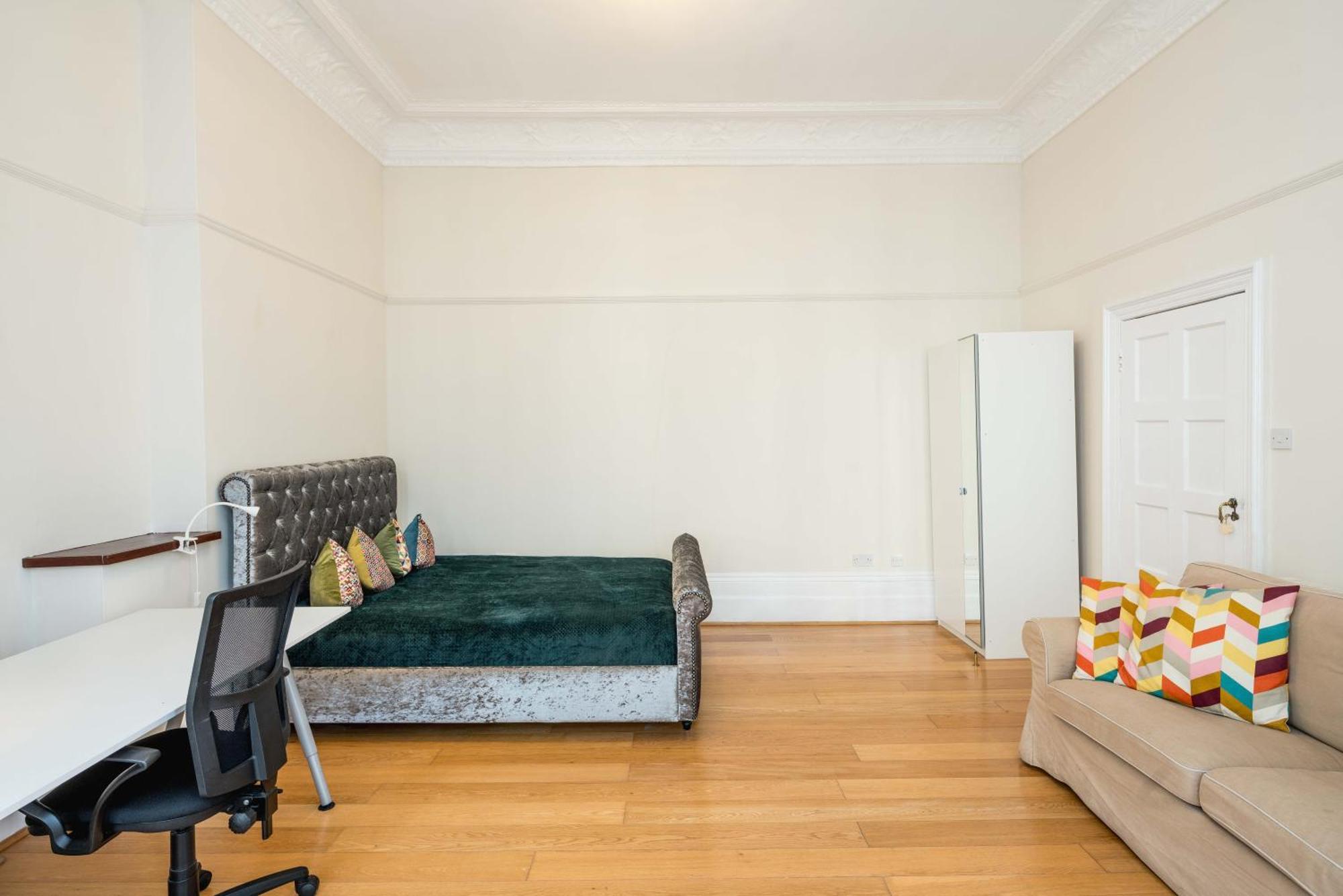 Four Beds By The Station * Londra