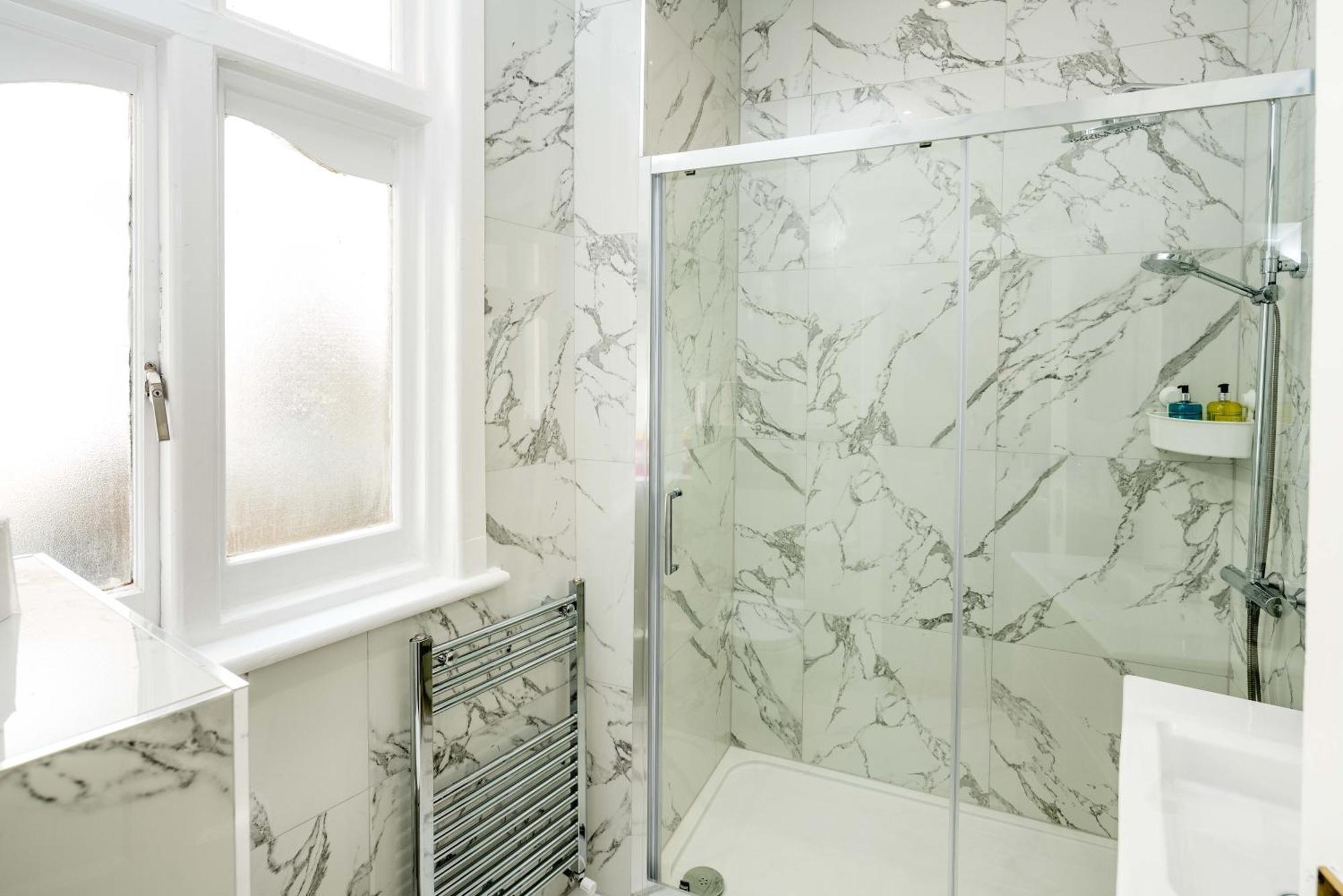 Appartamento Four Beds By The Station Londra
